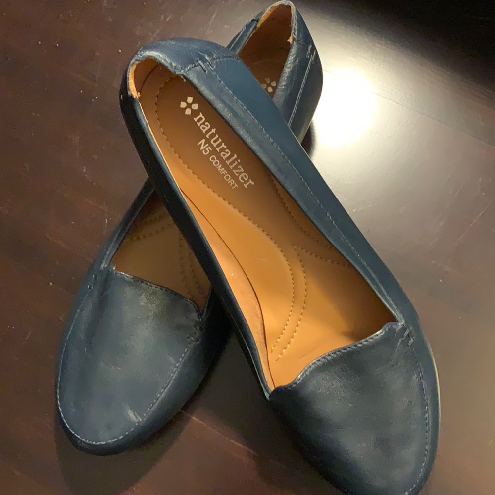 Navy Naturalizer flats. New. Size 8W. Run narrow